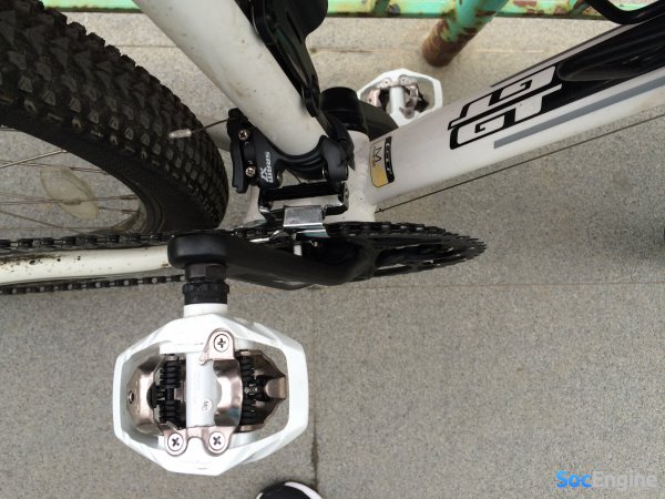 Установленные контактные педали на велосипед